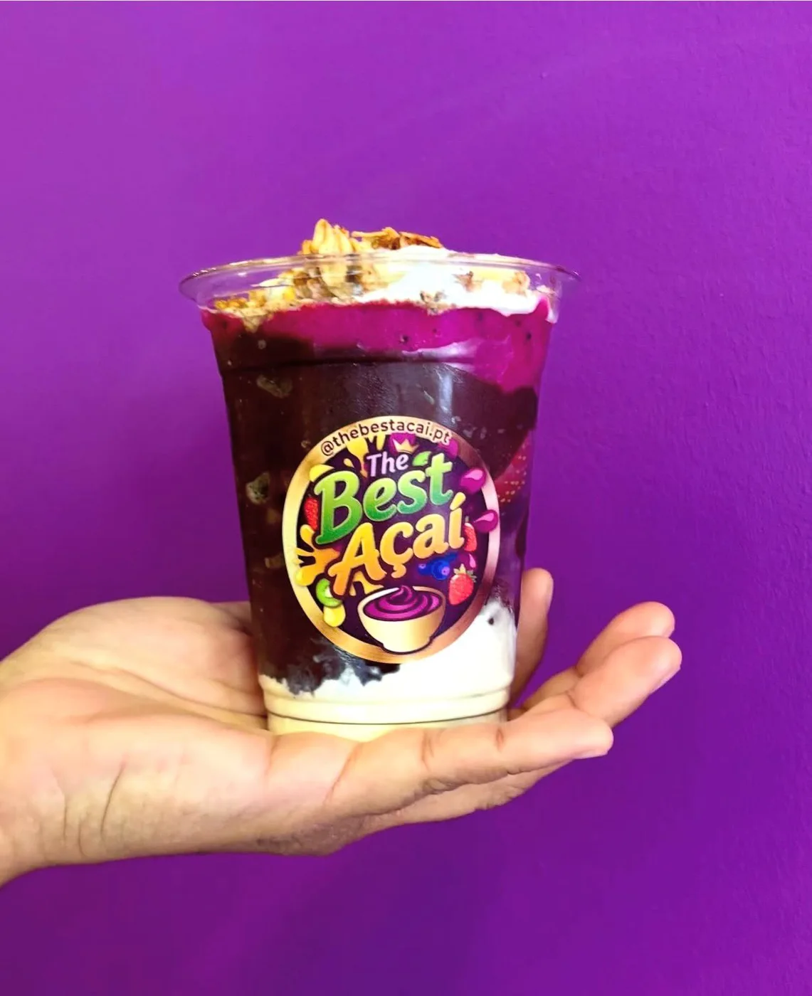 Copo de açaí The Best Açaí na mão