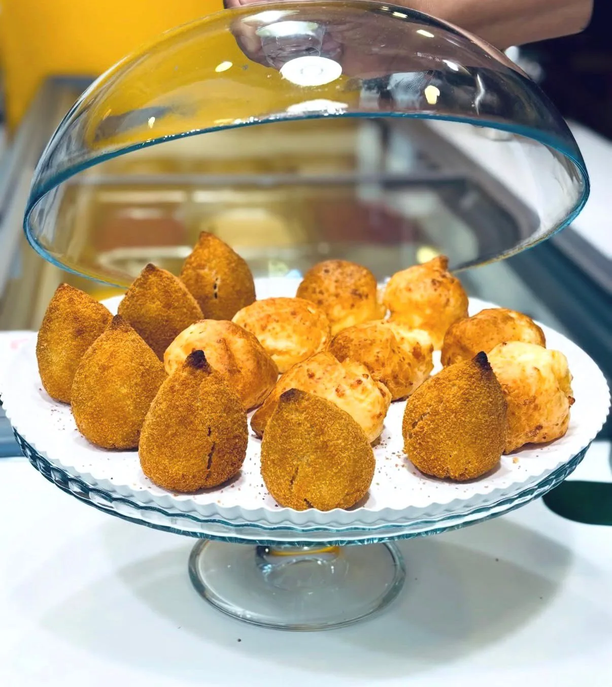 Salgados brasileiros — coxinhas e bolinhos
