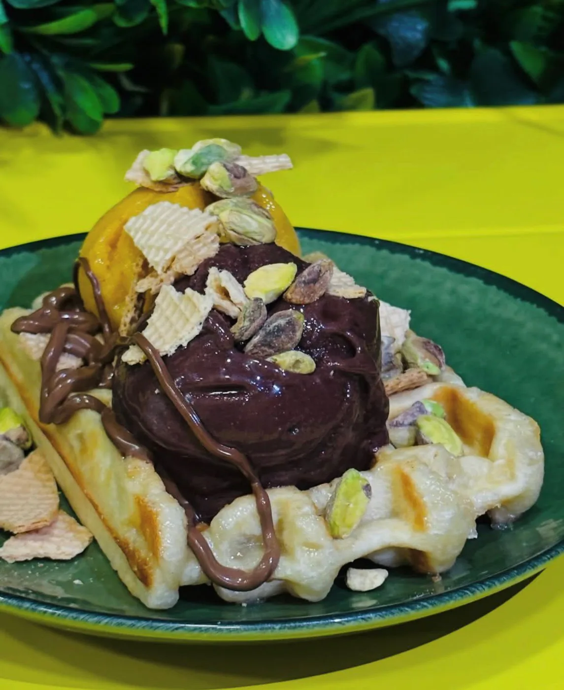 Waffle com açaí, nutella e pistácio